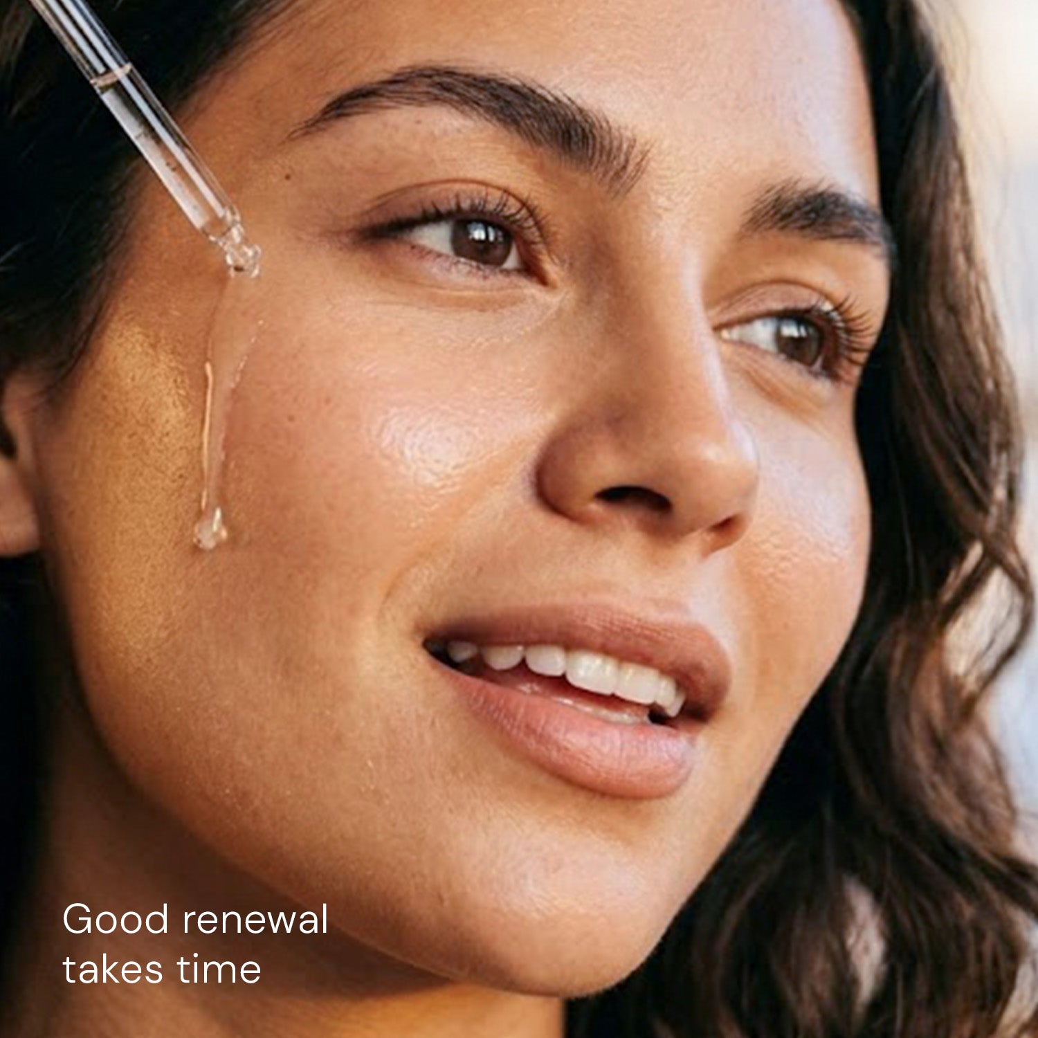 Woman applying CITTA retinoid serum for gradual skin renewal and balanced glow